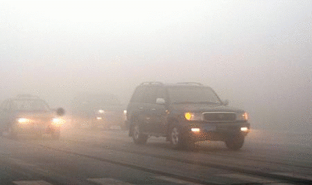 汽車尾氣是灰霾形成的重要因素，因此在車輛繁忙的交通要道，灰霾情況會顯得尤其嚴重，能見度比其他地方更低